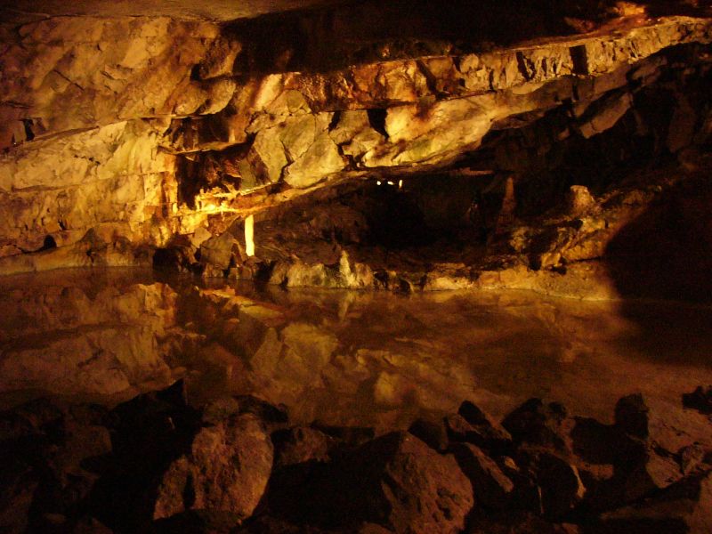 聖ベアトゥス鍾乳洞内の地底湖