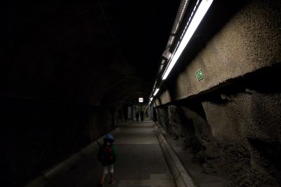 スネガ行きの地下ケーブル駅のトンネル