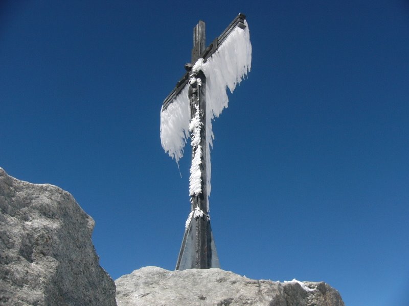 ヴァイスホルン山頂の十字架