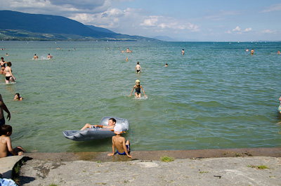 写真:イヴェルドン・レ・バンでヌーシャテル湖湖水浴
