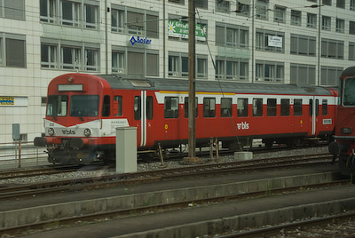 トゥーン駅のレッチュベルク鉄道(BLS)電車