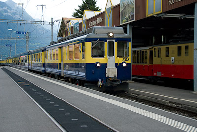 ヴィルダースヴィール駅に進入するベルナーオーバーラント鉄道(BOB)の列車
