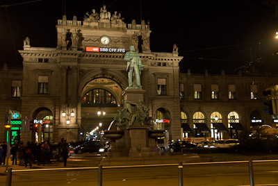 夜のチューリヒ中央駅