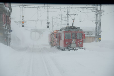 豪雪の冬のオスピッツォ・ベルニナ駅