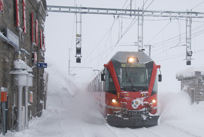 冬のオスピッツォ・ベルニナ駅に到着した列車