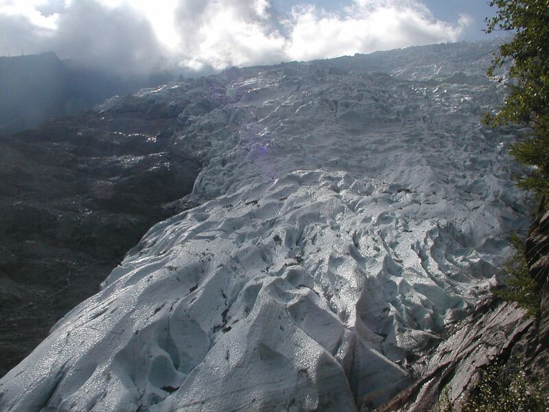 急斜面を流れるボゾン氷河