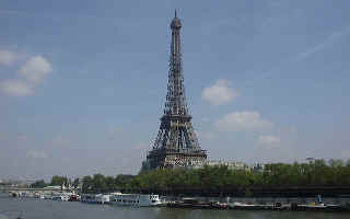 写真:エッフェル塔からパリ市内を眺める