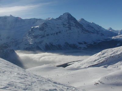 写真:アイガーを眺めながら雲の上でスキー