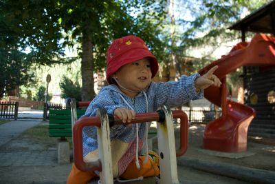 写真:ツェルマットの公園で遊ぶ