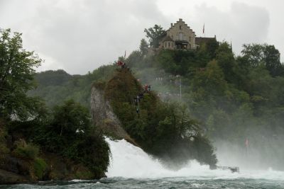 写真:ラインの滝と遊覧船