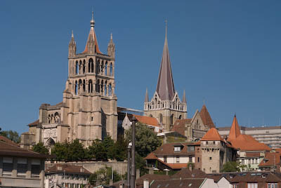 写真:ローザンヌ・坂の多い古都の大聖堂と旧市街