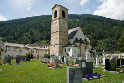 写真:ミュスタイアの村と世界遺産「聖ヨハネベネディクト会修道院」