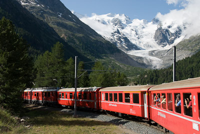 写真:モルテラッチのカーブ～赤い列車と氷河