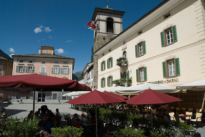 写真:ポスキアーヴォ～イタリア色濃厚な中世の街並みと広場