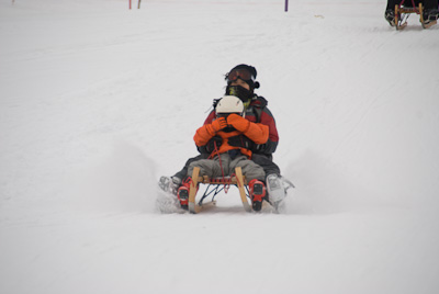 写真:ラガルブでのスキーとムオタス・ムライユのそり滑り
