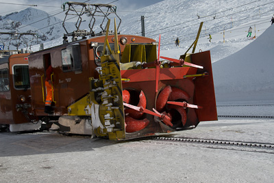 写真:除雪機関車とスキー