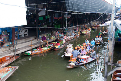 写真:バンコク二つの市場ー鉄道市場と水上市場