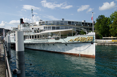 写真:トゥーン湖の遊覧船